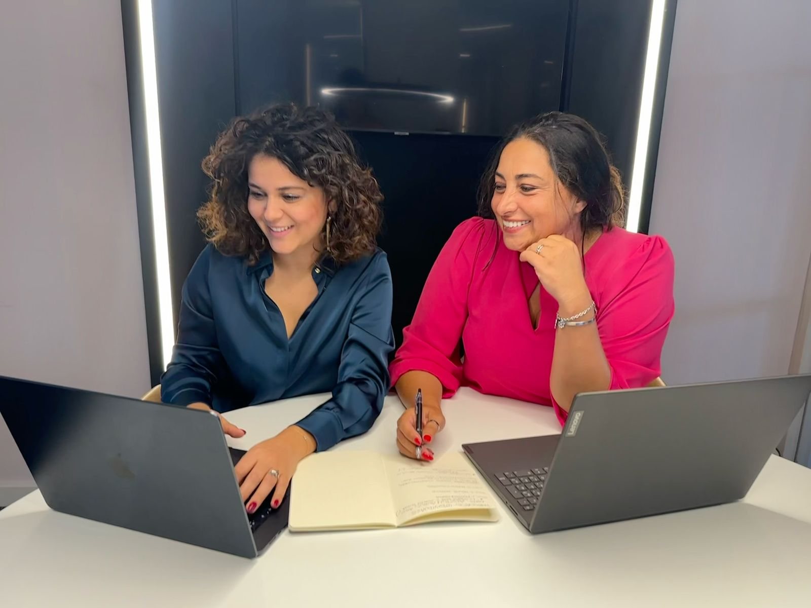 Intissar Nagati e Sonia Garavaglia sorridono mentre lavorano insieme